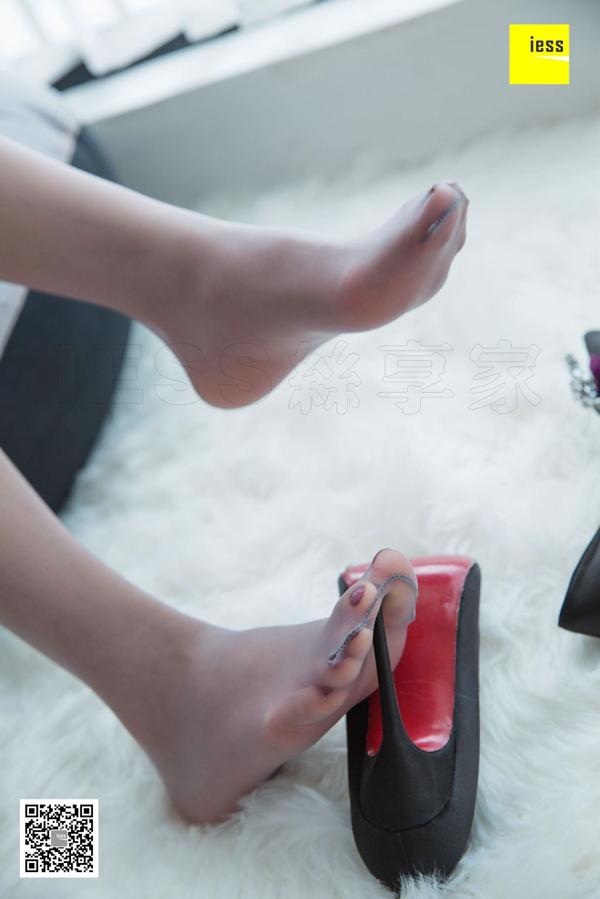 모델 Qiqi "흰색 봉제 카펫에 회색 실크"[异 思 趣向 IESS]